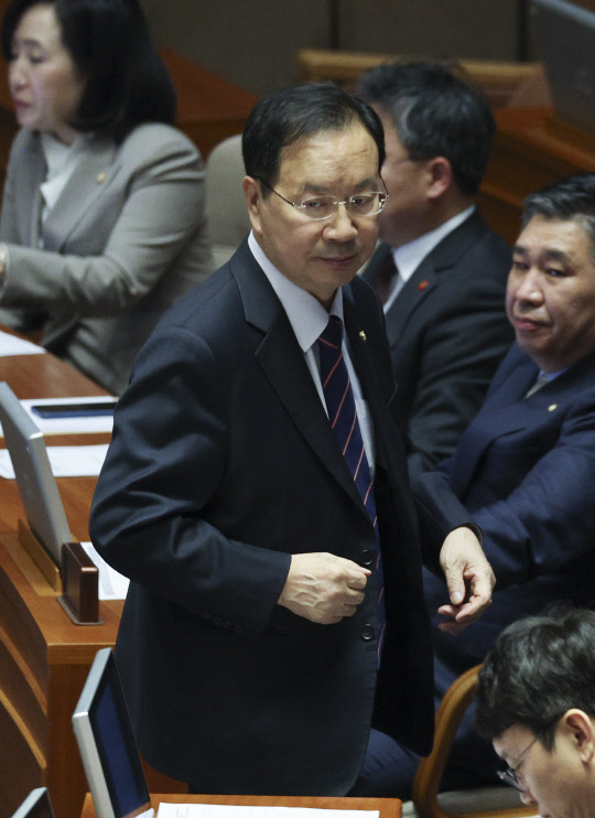 불법 정치자금 수수 등 혐의로 구속영장이 청구된 하영제 국민의힘 의원이 30일 국회에서 열린 본회의에서 본인의 체포동의안에 대한 발언을 마친 뒤 자리로 돌아가고 있다. 연합뉴스.